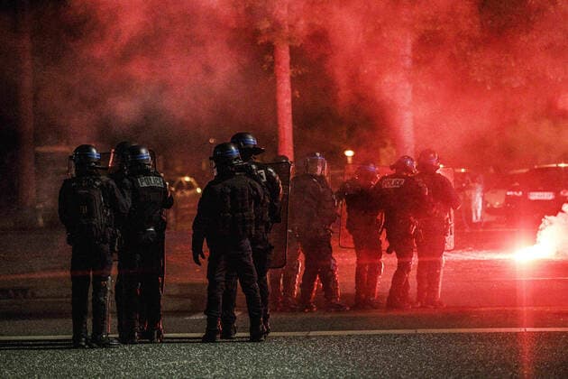 Les Supporters ULTRAS de St Etienne sont venus lancer des fumigenes pour montrer leur mecontentement - confrontation avec les forces de l ordre - Police FOOTBALL : St Etienne vs Reims Supporters - 37e journee Ligue1 - 14 05 2022 JBAutissier Panoramic 