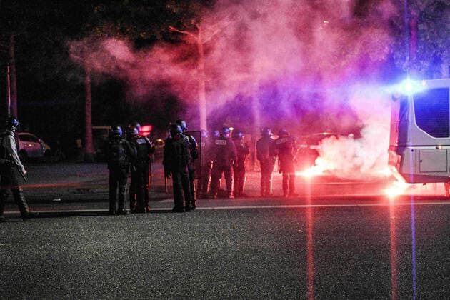 Les Supporters ULTRAS de St Etienne sont venus lancer des fumigenes pour montrer leur mecontentement - confrontation avec les forces de l ordre - Police FOOTBALL : St Etienne vs Reims Supporters - 37e journee Ligue1 - 14 05 2022 JBAutissier Panoramic 