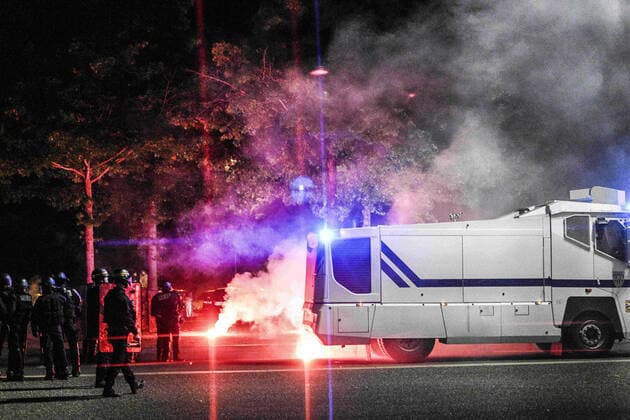 Les Supporters ULTRAS de St Etienne sont venus lancer des fumigenes pour montrer leur mecontentement - confrontation avec les forces de l ordre - Police FOOTBALL : St Etienne vs Reims Supporters - 37e journee Ligue1 - 14 05 2022 JBAutissier Panoramic 