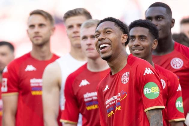1. FSV Mainz 05 - Eintracht Frankfurt, 1. FBL Verabschiedung von Jean-Paul Boetius (FSV Mainz 05, 5). Bundesligaspiel zwischen dem 1. FSV Mainz 05 und Eintracht Frankfurt am 14. Mai 2022 in der Mewa Arena in Mainz. Nach Vorgaben der DFL, Deutsche Fußball Liga, ist es untersagt, in dem Stadion und oder vom Spiel angefertigte Fotoaufnahmen in Form von Sequenzbildern und oder videoähnlichen Fotostrecken zu verwerten bzw. verwerten zu lassen., Mainz Rheinland-Pfalz Deutschland Mewa Arena