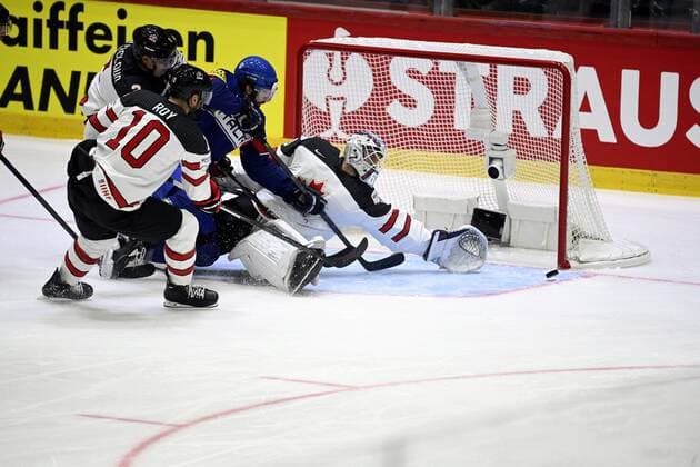 Sport Bilder des Tages Goalkeeper Chris Driedger of Canada fails to make a save during the 2022 IIHF Ice hockey, Eishockey World Championships preliminary round group A match between Italy and Canada in Helsinki on May 15, 2022. Helsinki Finland LKFTJK20220515123742BPTF  Copyright: xAnttixAimo-Koivistox