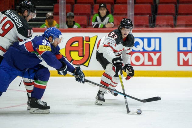 15.05.2022, Helsinki, Helsinki Ice Hall, 2022 IIHF Ice hockey, Eishockey World Championship, WM, Weltmeisterschaft Italy - Canada, 93 Kent Johnson (Canada) against 93 Luca Frigo (Italy) Helsinki Helsinki Ice Hall Uusimaa Finland Copyright: xJustPictures.ch AndreaxBrancax