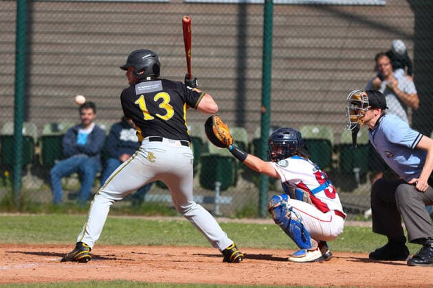 Baseballl I Herren I Saison 2021 22 I 1.Bundesliga Nord I 11 Spieltag I Hamburg Stealers - Bonn Capitals I 14.05.2022 Justus Recki (13, Bonn Capitals) Sebastian Koch (55, Hamburg Stealers) Hamburg Baseballanlage Langenhorst Hamburg Deutschland