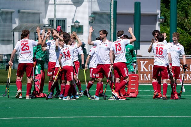 Spieler des Nürnberger HTC klatschen sich vor dem Spiel ab, motivieren sich auf die Partie, Motivation, Vorfreude, Zuversicht, zuversichtlich, Aktion, Action, 15.05.2022, Mannheim (Deutschland), Hockey, 1. Bundesliga, Herren, TSV Mannheim - Nürnberger HTC