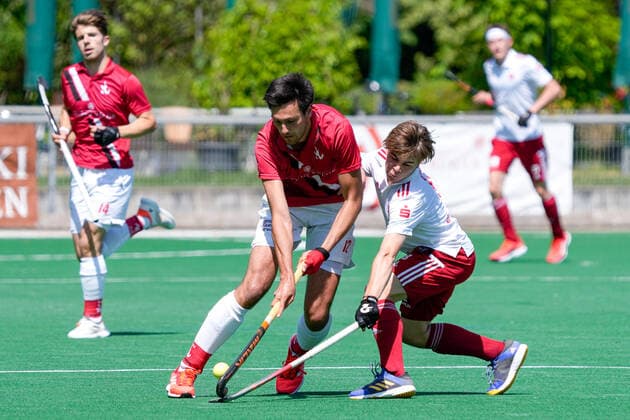 v.li.: Lukas Pfaff (TSVMH, 12), Levin Vaas (NHTC, 8), Zweikampf, Spielszene, Duell, duel, tackle, tackling, Dynamik, Action, Aktion, 15.05.2022, Mannheim (Deutschland), Hockey, 1. Bundesliga, Herren, TSV Mannheim - Nürnberger HTC