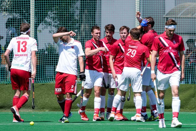 Spieler vom TSV Mannheim Hockey jubeln über das Tor zum 1:0, Jubel, Torjubel, Torerfolg, celebrate the goal, goal, celebration, Jubel ueber das Tor, optimistisch, Spielszene, Highlight, Action, Aktion, 15.05.2022, Mannheim (Deutschland), Hockey, 1. Bundesliga, Herren, TSV Mannheim - Nürnberger HTC