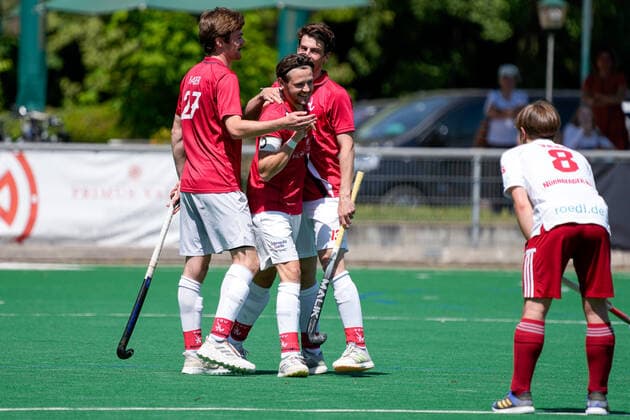 v.li.: Marius Haber (TSVMH, 27), Torschütze Moritz Rothländer (TSVMH, 3), Nils Grünenwald (TSVMH, 13), Spieler vom TSV Mannheim Hockey, jubeln über das Tor zum 2:0, Jubel, Torjubel, Torerfolg, celebrate the goal, goal, celebration, Jubel ueber das Tor, optimistisch, Spielszene, Highlight, Action, Aktion, 15.05.2022, Mannheim (Deutschland), Hockey, 1. Bundesliga, Herren, TSV Mannheim - Nürnberger HTC