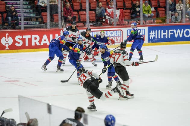 15.05.2022, Helsinki, Helsinki Ice Hall, 2022 IIHF Ice hockey, Eishockey World Championship, WM, Weltmeisterschaft Italy - Canada, 33 Ryan Graves (Canada), 77 Josh Anderson (Canada), 17 Adam Lowry (Canada), 34 Cole Sillinger (Canada), 37 Phil Pietroniro (Italy), 94 Daniel Frank (Italy), 10 Peter Spornberger (Italy), 32 goalkeeper Justin Fazio (Italy) Helsinki Helsinki Ice Hall Uusimaa Finland Copyright: xJustPictures.ch AndreaxBrancax