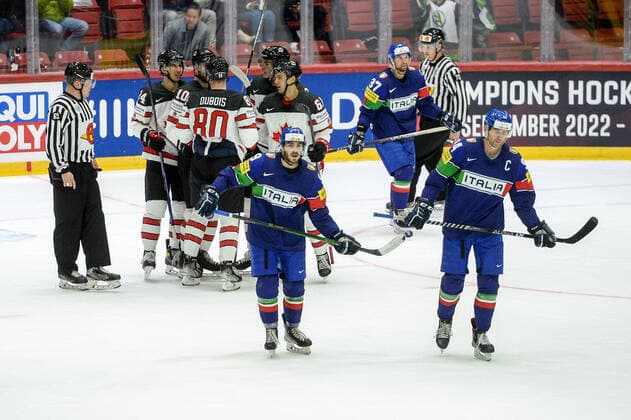 15.05.2022, Helsinki, Helsinki Ice Hall, 2022 IIHF Ice hockey, Eishockey World Championship, WM, Weltmeisterschaft Italy - Canada, Canada celebrate the 1:3 goal Helsinki Helsinki Ice Hall Uusimaa Finland Copyright: xJustPictures.ch AndreaxBrancax