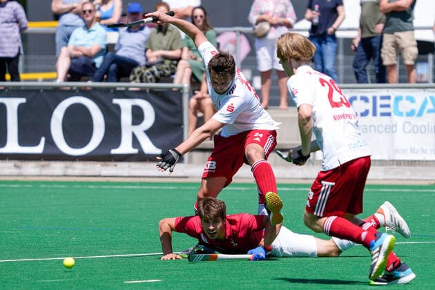 v.li.: Stefan Mathes (NHTC, 24), Philipp Wossidlo (TSVMH, 29), Patrick Werner (NHTC, 29), Zweikampf, Spielszene, Duell, duel, tackle, tackling, Dynamik, Action, Aktion, 15.05.2022, Mannheim (Deutschland), Hockey, 1. Bundesliga, Herren, TSV Mannheim - Nürnberger HTC