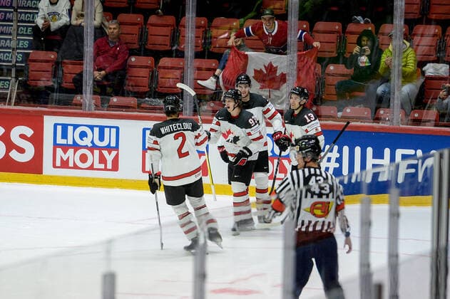 15.05.2022, Helsinki, Helsinki Ice Hall, 2022 IIHF Ice hockey, Eishockey World Championship, WM, Weltmeisterschaft Italy - Canada, Canada celebrate the 1:4 goal. From left: 2 Zach Whitecloud (Canada), scorer 93 Kent Johnson (Canada), 18 Dawson Mercer (Canada) and 13 Matt Barzal (Canada) Helsinki Helsinki Ice Hall Uusimaa Finland Copyright: xJustPictures.ch AndreaxBrancax