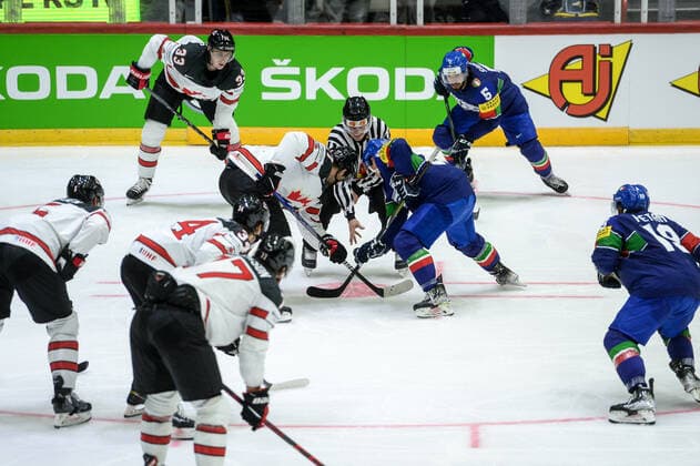 15.05.2022, Helsinki, Helsinki Ice Hall, 2022 IIHF Ice hockey, Eishockey World Championship, WM, Weltmeisterschaft Italy - Canada, 17 Adam Lowry (Canada) against 23 Simon Kostner (Italy) Helsinki Helsinki Ice Hall Uusimaa Finland Copyright: xJustPictures.ch AndreaxBrancax