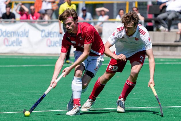 v.li.: Marius Haber (TSVMH, 27), Fredrik Büttner (Freddy Büttner, NHTC, 25), Zweikampf, Spielszene, Duell, duel, tackle, tackling, Dynamik, Action, Aktion, 15.05.2022, Mannheim (Deutschland), Hockey, 1. Bundesliga, Herren, TSV Mannheim - Nürnberger HTC