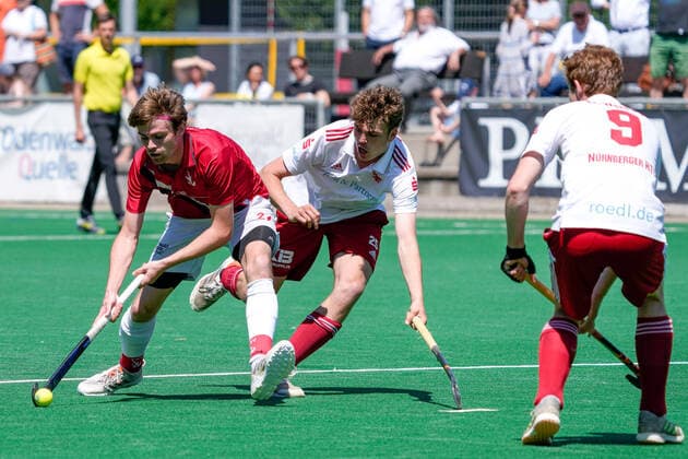 v.li.: Marius Haber (TSVMH, 27), Fredrik Büttner (Freddy Büttner, NHTC, 25), Constantin Wolff (NHTC, 9), Zweikampf, Spielszene, Duell, duel, tackle, tackling, Dynamik, Action, Aktion, 15.05.2022, Mannheim (Deutschland), Hockey, 1. Bundesliga, Herren, TSV Mannheim - Nürnberger HTC