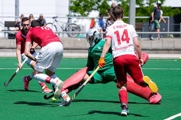 v.li.: Philip Schlageter (TSVMH, 10), Victor Beckers (Torwart, NHTC, 18), Frederic Wolff (NHTC, 14), Zweikampf, Spielszene, Duell, duel, tackle, tackling, Dynamik, Action, Aktion, 15.05.2022, Mannheim (Deutschland), Hockey, 1. Bundesliga, Herren, TSV Mannheim - Nürnberger HTC