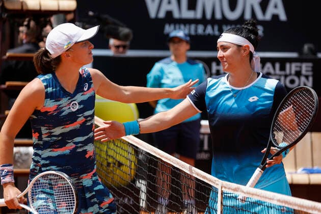 May 15, 2022, ROME, ITALY: Iga Swiatek (L) of Poland and Ons Jabeur of Tunisia during their women s singles final match against Ons Jabeur of Tunisia at the Italian Open tennis tournament in Rome, Italy, 15 May 2022. ROME ITALY - ZUMAa110 20220515_zaf_a110_041 Copyright: xFabioxFrustacix