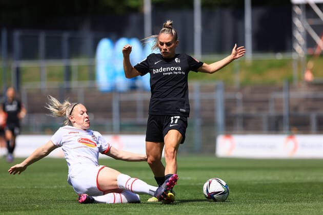 Flyeralarm Frauen - Bundesliga 2021-2022, 1. FC Köln - SC Freiburg Marith Müller-Priessen (FC, 4), Ereleta Memeti (SCF, 17) Köln Franz-Kremer-Stadion, Rasen Nordrhein-Westfalen Deutschland