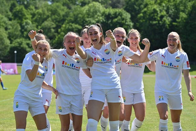 Jubel, Freuen, celebrate, happy, cheer , Goal Celebration SGS Essen 1:0 - pure Emotion - Jubel in Kamera, 15.05.2022, Essen (Deutschland), Fussball, Flyeralarm Frauen-Bundesliga, SGS Essen - CarlZeiss Jena *** Jubel, Freuen, celebrate, happy, cheer , Goal Celebration SGS Essen 1 0 pure Emotion Jubel in Kamera, 15 05 2022, Essen Germany , Fussball, Flyeralarm Frauen Bundesliga, SGS Essen CarlZeiss Jena xmkx