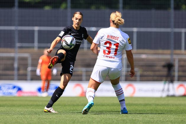 Flyeralarm Frauen - Bundesliga 2021-2022, 1. FC Köln - SC Freiburg Marie Müller (SCF, 23), Rachel Rinast (FC, 31) Köln Franz-Kremer-Stadion, Rasen Nordrhein-Westfalen Deutschland