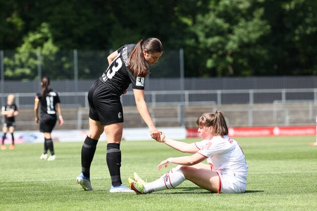 Flyeralarm Frauen - Bundesliga 2021-2022, 1. FC Köln - SC Freiburg Svenja Fölmli (SCF, 13) nach Foul an Adriana Achcinska (FC, 9) Köln Franz-Kremer-Stadion, Rasen Nordrhein-Westfalen Deutschland