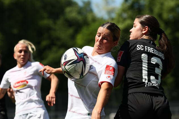 Flyeralarm Frauen - Bundesliga 2021-2022, 1. FC Köln - SC Freiburg Rachel Rinast (FC, 31), Svenja Fölmli (SCF, 13) Köln Franz-Kremer-Stadion, Rasen Nordrhein-Westfalen Deutschland