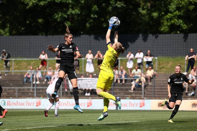 Flyeralarm Frauen - Bundesliga 2021-2022, 1. FC Köln - SC Freiburg Manon Klett (FC, 1) rettet vor Luis Wensing (SCF, 22) Köln Franz-Kremer-Stadion, Rasen Nordrhein-Westfalen Deutschland