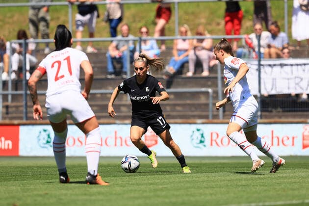 Flyeralarm Frauen - Bundesliga 2021-2022, 1. FC Köln - SC Freiburg Ereleta Memeti (SCF, 17) Köln Franz-Kremer-Stadion, Rasen Nordrhein-Westfalen Deutschland