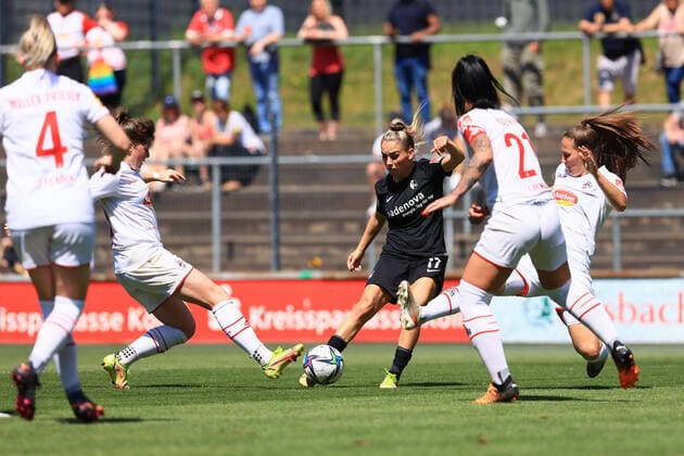 Flyeralarm Frauen - Bundesliga 2021-2022, 1. FC Köln - SC Freiburg Ereleta Memeti (SCF, 17) gegen 4 Kölner Spielerinnen Köln Franz-Kremer-Stadion, Rasen Nordrhein-Westfalen Deutschland