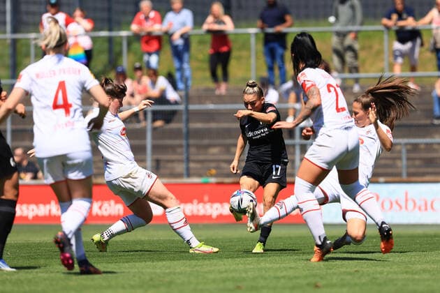 Flyeralarm Frauen - Bundesliga 2021-2022, 1. FC Köln - SC Freiburg Ereleta Memeti (SCF, 17) gegen 4 Kölner Spielerinnen Köln Franz-Kremer-Stadion, Rasen Nordrhein-Westfalen Deutschland