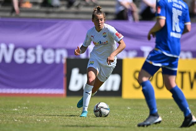 Carlotta Wamser (SGS, 30) mit Ball in der Offensive, 15.05.2022, Essen (Deutschland), Fussball, Flyeralarm Frauen-Bundesliga, SGS Essen - CarlZeiss Jena