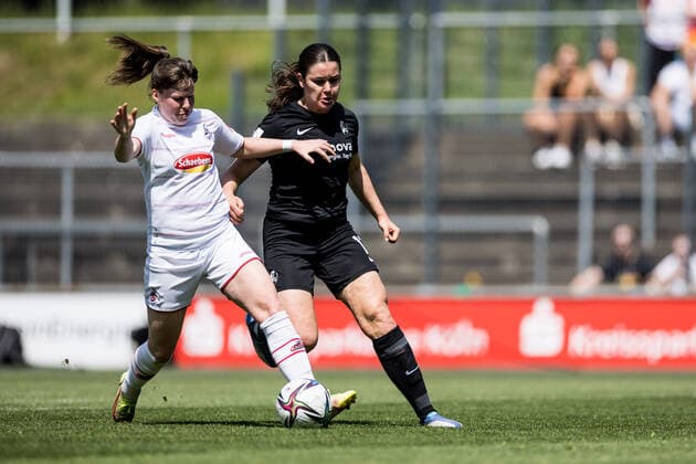 FLYERALARM. Frauen Fussball Bundesliga, 1. FC Koeln - SC Freiburg; 15.05.2022 Adriana Achcinska ( 9, 1. FC Koeln), Svenja Foelmli (SC Freiburg, 13) FLYERALARM Frauen Fussball Bundesliga, 1. FC Koeln - SC Freiburg, Koeln, Geissbockheim DFB REGULATIONS PROHIBIT ANY USE OF PHOTOGRAPHS AS IMAGE SEQUENCES AND OR QUASI-VIDEO. Copyright: xBEAUTIFULxSPORTS Wunderlx