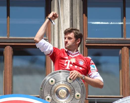 Sport Bilder des Tages München, Deutschland 15. Mai 2022: Fussball, Herren, Saison 2021 2022, FC Bayern München, Meisterfeier am Marienplatz, Rathaus Thomas Müller Mueller (FC Bayern München) mit der Meisterschale und Faust, reisst den Arm hoch