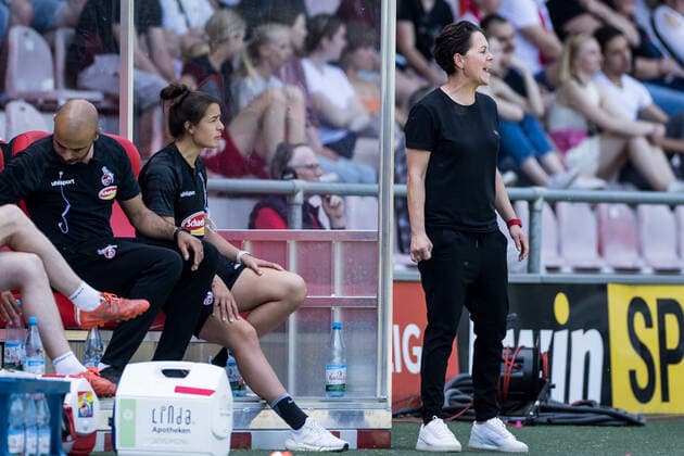 FLYERALARM. Frauen Fussball Bundesliga, 1. FC Koeln - SC Freiburg; 15.05.2022 Lena Lotzen (1. FC Koeln), Nicole Bender (1. FC Koeln) FLYERALARM Frauen Fussball Bundesliga, 1. FC Koeln - SC Freiburg, Koeln, Geissbockheim DFB REGULATIONS PROHIBIT ANY USE OF PHOTOGRAPHS AS IMAGE SEQUENCES AND OR QUASI-VIDEO. Copyright: xBEAUTIFULxSPORTS Wunderlx