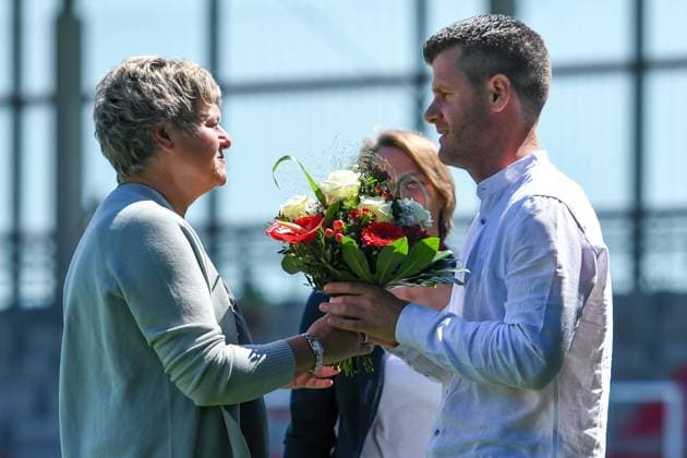 v.li.: Managerin Karin Danner (FC Bayern München, FCB) verabschiedet Trainer Jens Scheuer (Coach, Headcoach, FC Bayern München, FCB), 15.05.2022, München (Deutschland), Fussball, Flyeralarm Frauen-Bundesliga, FC Bayern München - 1. FFC Turbine Potsdam, DFB DFL REGULATIONS PROHIBIT ANY USE OF PHOTOGRAPHS AS IMAGE SEQUENCES AND OR QUASI-VIDEO.