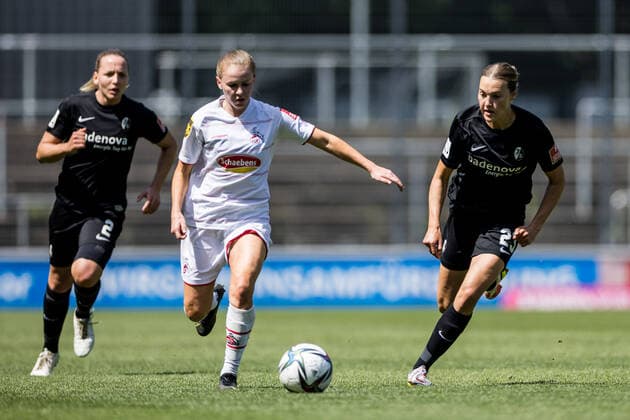 FLYERALARM. Frauen Fussball Bundesliga, 1. FC Koeln - SC Freiburg; 15.05.2022 Laura Donhauser ( 25, 1. FC Koeln), Marie Mueller (SC Freiburg, 23) FLYERALARM Frauen Fussball Bundesliga, 1. FC Koeln - SC Freiburg, Koeln, Geissbockheim DFB REGULATIONS PROHIBIT ANY USE OF PHOTOGRAPHS AS IMAGE SEQUENCES AND OR QUASI-VIDEO. Copyright: xBEAUTIFULxSPORTS Wunderlx