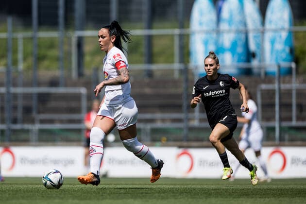 FLYERALARM. Frauen Fussball Bundesliga, 1. FC Koeln - SC Freiburg; 15.05.2022 Peggy Kuznik ( 21, 1. FC Koeln), Hasret Kayikci (SC Freiburg, 11) FLYERALARM Frauen Fussball Bundesliga, 1. FC Koeln - SC Freiburg, Koeln, Geissbockheim DFB REGULATIONS PROHIBIT ANY USE OF PHOTOGRAPHS AS IMAGE SEQUENCES AND OR QUASI-VIDEO. Copyright: xBEAUTIFULxSPORTS Wunderlx