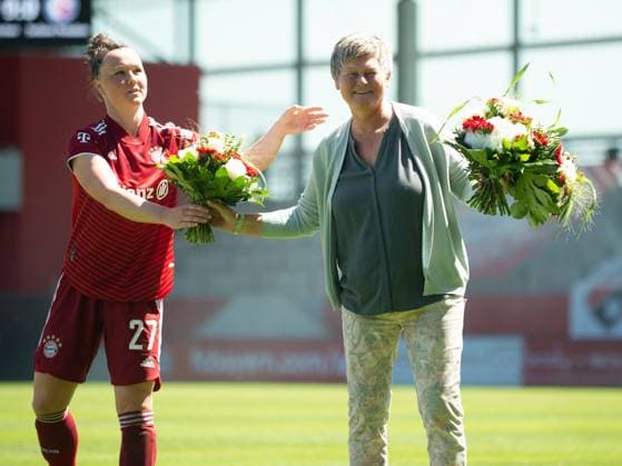 Marina Hegering (27 FC Bayern München) wird von Karin Danner beim letzten Spiel der Flyeralarm Frauen- Bundesligaspiel 2021 2022 am 15.05.2022 verabschiedet da sie den Verein verlässt. München FC Bayern Campus Bayern Deutschland