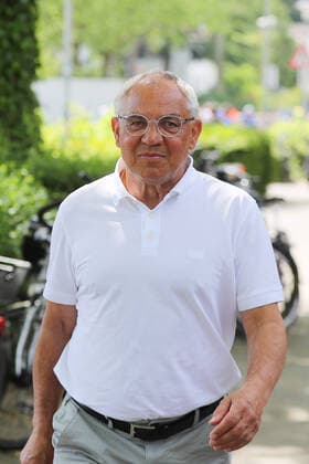 15.05.2022, xtvx, Fussball 2.Bundesliga, SV Darmstadt 98 - SC Paderborn emonline, emspor, v.l. Felix Magath (Trainer Hertha BSC Berlin) auf dem Weg ins Stadion (DFL DFB REGULATIONS PROHIBIT ANY USE OF PHOTOGRAPHS as IMAGE SEQUENCES and or QUASI-VIDEO) Darmstadt *** 15 05 2022, xtvx, football 2 Bundesliga, SV Darmstadt 98 SC Paderborn emonline, emspor, v l Felix Magath coach Hertha BSC Berlin on the way to the stadium DFL DFB REGULATES PROHIBIT ANY USE OF PHOTOGRAPHS as IMAGE SEQUENCES and or QUASI VIDEO Darmstadt
