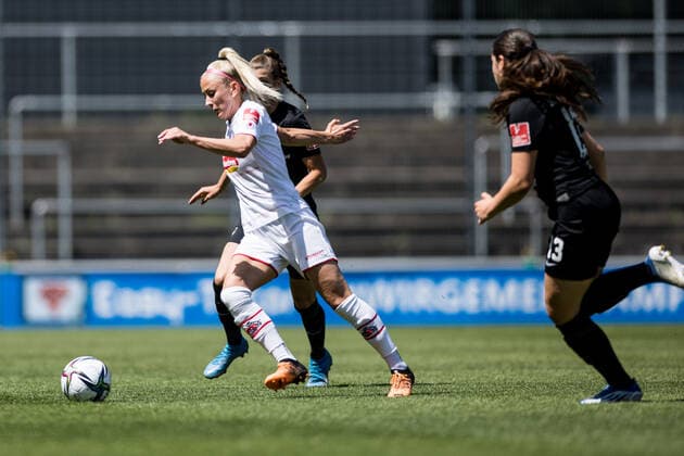 FLYERALARM. Frauen Fussball Bundesliga, 1. FC Koeln - SC Freiburg; 15.05.2022 Luisa Wensing (SC Freiburg, 22), Mandy Islacker ( 8, 1. FC Koeln), FLYERALARM Frauen Fussball Bundesliga, 1. FC Koeln - SC Freiburg, Koeln, Geissbockheim DFB REGULATIONS PROHIBIT ANY USE OF PHOTOGRAPHS AS IMAGE SEQUENCES AND OR QUASI-VIDEO. Copyright: xBEAUTIFULxSPORTS Wunderlx
