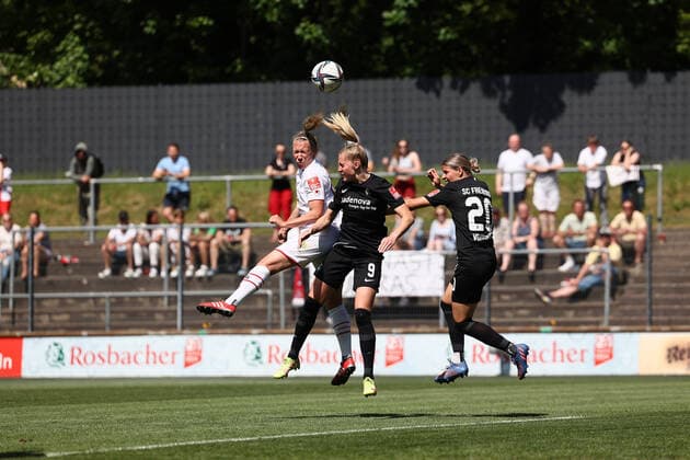 Flyeralarm Frauen - Bundesliga 2021-2022, 1. FC Köln - SC Freiburg Janina Minge (SCF, 9), Jana Vojtekova (SCF, 20) Köln Franz-Kremer-Stadion, Rasen Nordrhein-Westfalen Deutschland
