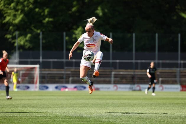 Flyeralarm Frauen - Bundesliga 2021-2022, 1. FC Köln - SC Freiburg Mandy Islacker (FC, 8) Köln Franz-Kremer-Stadion, Rasen Nordrhein-Westfalen Deutschland