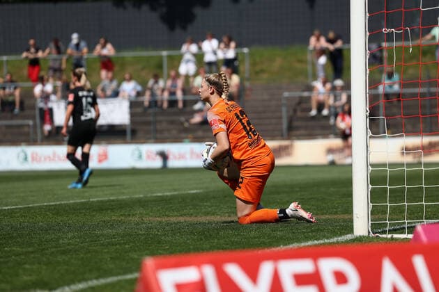 Flyeralarm Frauen - Bundesliga 2021-2022, 1. FC Köln - SC Freiburg Rafaela Borggräfe (SCF, 12) Köln Franz-Kremer-Stadion, Rasen Nordrhein-Westfalen Deutschland