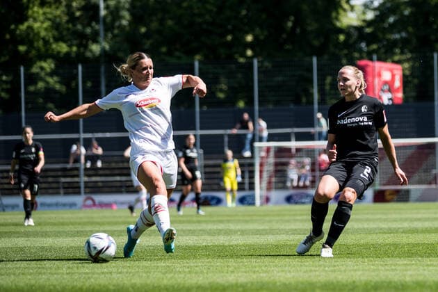 FLYERALARM. Frauen Fussball Bundesliga, 1. FC Koeln - SC Freiburg; 15.05.2022 Rachel Rinast ( 31, 1. FC Koeln), Lisa Karl (SC Freiburg, 2) FLYERALARM Frauen Fussball Bundesliga, 1. FC Koeln - SC Freiburg, Koeln, Geissbockheim DFB REGULATIONS PROHIBIT ANY USE OF PHOTOGRAPHS AS IMAGE SEQUENCES AND OR QUASI-VIDEO. Copyright: xBEAUTIFULxSPORTS Wunderlx