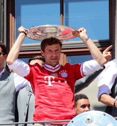 München, Deutschland 15. Mai 2022: Fussball, Herren, Saison 2021 2022, FC Bayern München, Meisterfeier am Marienplatz, Rathaus Thomas Müller Mueller (FC Bayern München) mit der Meisterschale auf dem Kopf