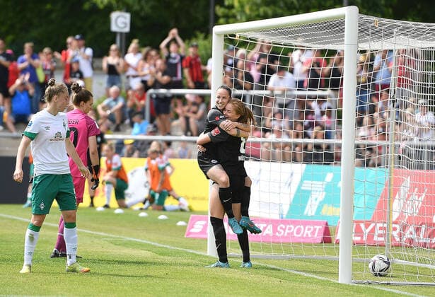 15.05.2022, xhbx, Fussball 1.Bundesliga Damen, Eintracht Frankfurt Frauen - SV Werder Bremen emspor, v.l. Torjubel, Goal celebration, celebrate the goal 3:0 durch Sjoeke Nüsken (Eintracht Frankfurt Damen) (DFL DFB REGULATIONS PROHIBIT ANY USE OF PHOTOGRAPHS as IMAGE SEQUENCES and or QUASI-VIDEO) Frankfurt am Main *** 15 05 2022, xhbx, Fussball 1 Bundesliga Damen, Eintracht Frankfurt Frauen SV Werder Bremen emspor, v l Torjubel, Goal celebration, celebrate the goal 3 0 by Sjoeke Nüsken Eintracht Frankfurt Damen DFL DFB REGULATIONS PROHIBIT ANY USE OF PHOTOGRAPHS as IMAGE SEQUENCES and or QUASI VIDEO Frankfurt am Main