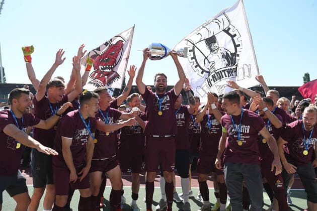 Sport Themen der Woche KW19 Fussball, Herren, Regionalliga Nordost, Saison 2021 2022 (38. Spieltag), VSG Altglienicke - BFC Dynamo (2:4), Spieler des BFC feiern die NOFV-Meisterschaft, Christian Beck (BFC Dynamo) mit dem Pokal, 15.05. 2022, *** Football, men, Regionalliga Nordost, season 2021 2022 38 matchday , VSG Altglienicke BFC Dynamo 2 4 , BFC players celebrate NOFV championship, Christian Beck BFC Dynamo with the cup, 15 05 2022, Copyright: xMatthiasxKochx