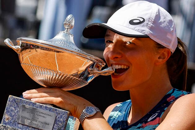 Bilder des Jahres 2022, Sport 05 Mai Sport Themen der Woche KW19 Sport Bilder des Tages May 15, 2022, ROME, ITALY: Iga Swiatek of Poland poses with her trophy after winning her women s singles final match against Ons Jabeur of Tunisia at the Italian Open tennis tournament in Rome, Italy, 15 May 2022. .ANSA FABIO FRUSTACI Italian Open tennis tournament  - ZUMAa110 20220515_zaf_a110_047 Copyright: xFabioxFrustacix