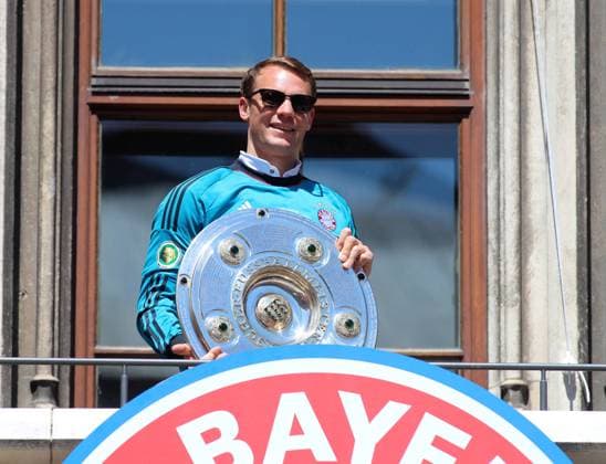 München, Deutschland 15. Mai 2022: Fussball, Herren, Saison 2021 2022, FC Bayern München, Meisterfeier am Marienplatz, Rathaus Manuel Neuer (FC Bayern München) mit der Meisterschale *** Munich, Germany 15 May 2022 football, men, season 2021 2022, FC Bayern Munich, championship celebration at Marienplatz, city hall Manuel Neuer FC Bayern Munich with the championship trophy