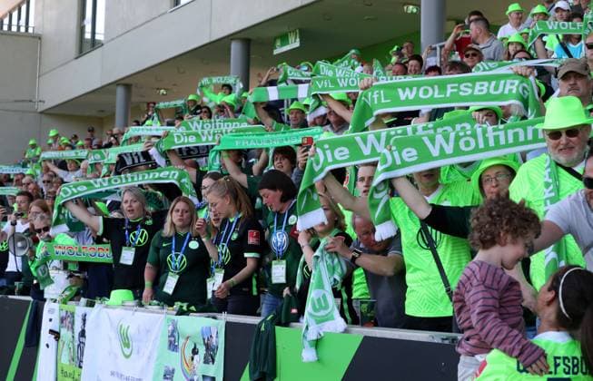 VfL vs. Leverkusen, BL Frauen Wolfsburg, 15.05.2022, FUßBALL - VfL Wolfsburg vs. Bayer 04 Leverkusen, Flyeralarm Frauen-Bundesliga, Saison 2021 22. VfL Fans Wolfsburg