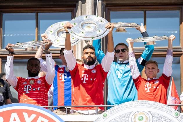 Dayot Upamecano 2 (FC Bayern Muenchen), Eric Maxim Choupo-Moting 13 (FC Bayern Muenchen), Manuel Neuer 1 (FC Bayern Muenchen), Joshua Kimmich 6 (FC Bayern Muenchen), Meisterfeier, Rathausbalkon, FC Bayern Muenchen, Fussball, 1. Bundesliga, 15.05.2022 DFB regulations prohibit any use of photographs as image sequences and or quasi-video Muenchen Bayern Deutschland